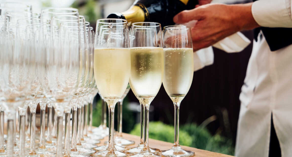 Mennyi alkoholra lesz szükség az esküvőn? Adunk néhány tippet, hogyan számolhatjátok ki!